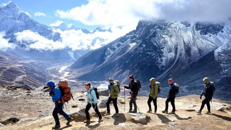 tourist-in-nepal-mount-everest-climb