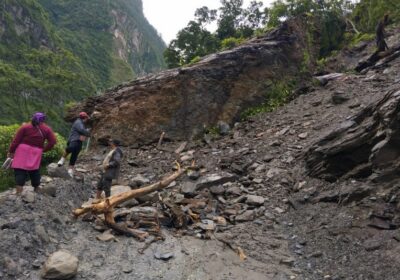 beni-jomsom-road-block-due-to-landslide
