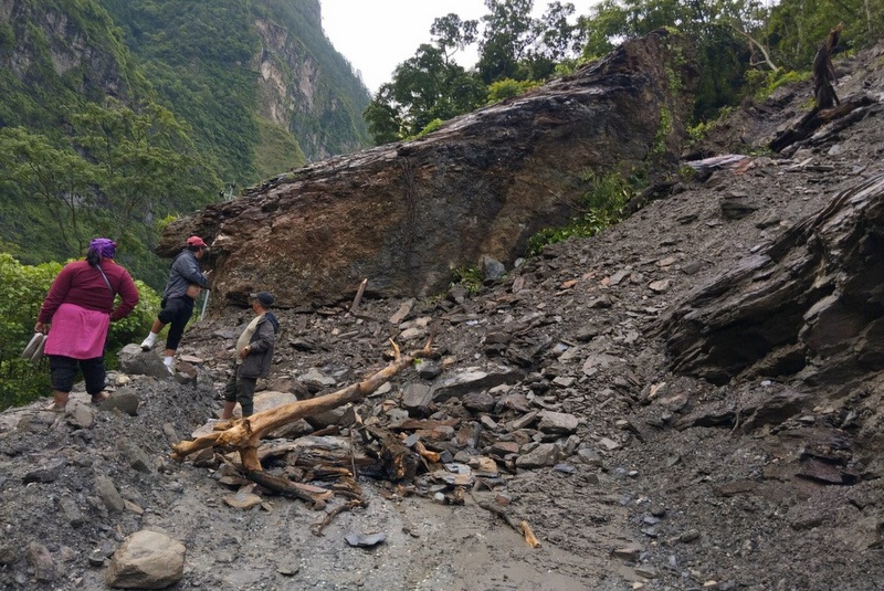 beni-jomsom-road-block-due-to-landslide